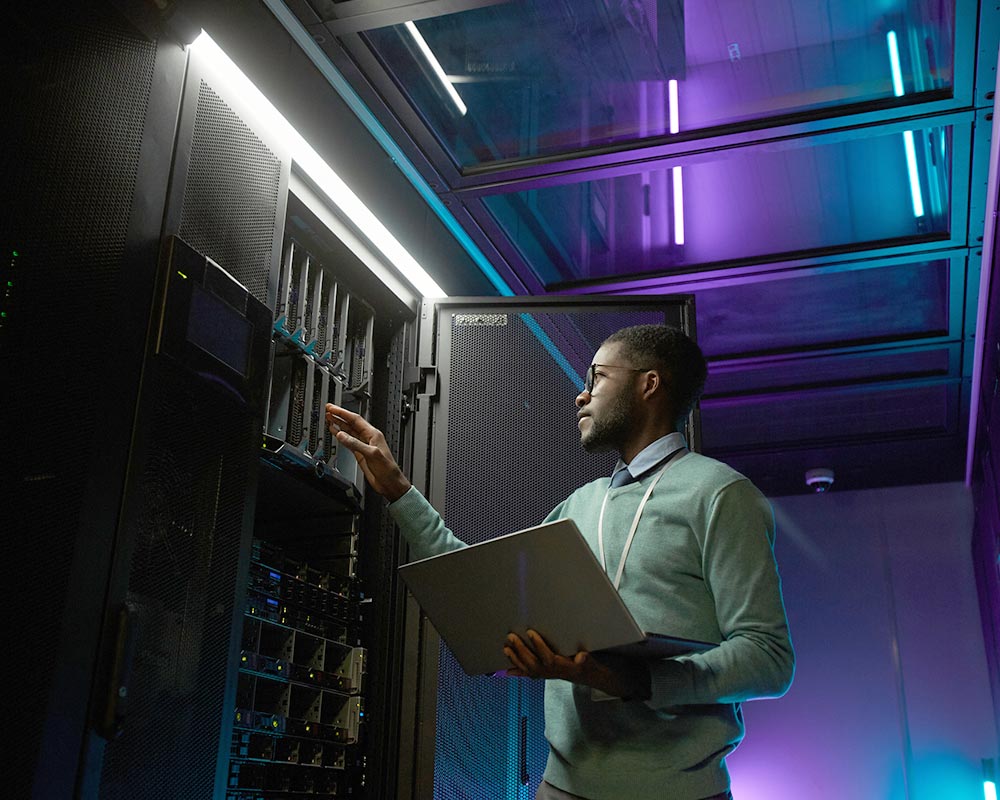 Un homme avec un ordinateur portable au centre informatique