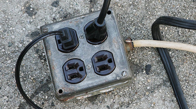 Boîte de prises électriques en violation des codes de sécurité