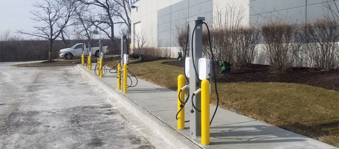 Chargeurs de véhicules électriques dans le parc de stationnement commercial