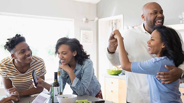 famille heureuse dans la cuisine