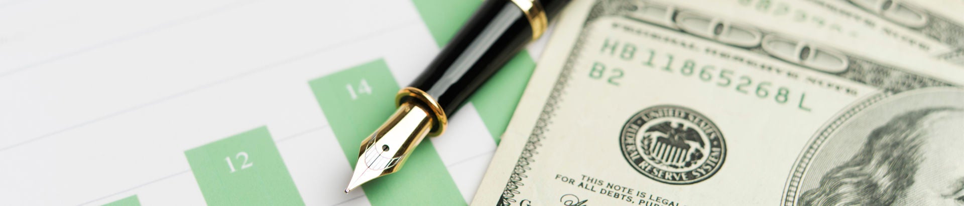 Tableau montrant la croissance de l’entreprise, le stylo-plume et les factures de cent dollars. 