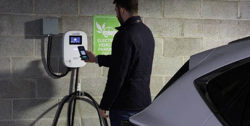 Chargeur de VE dans le garage de stationnement