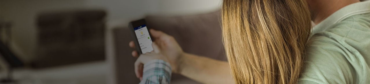 Couple qui regarde l’application numérique Decora