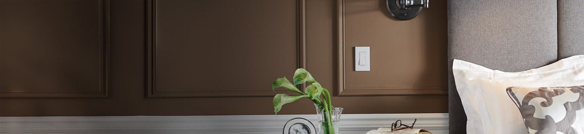 chambre murale brune présentant le gradateur à glissière Decora de Leviton