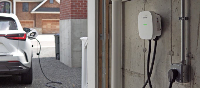 Chargeur de VE enfichable en garage résidentiel