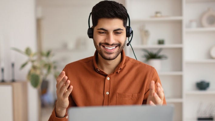 Un homme qui fait une présentation du webinaire sur un ordinateur portable